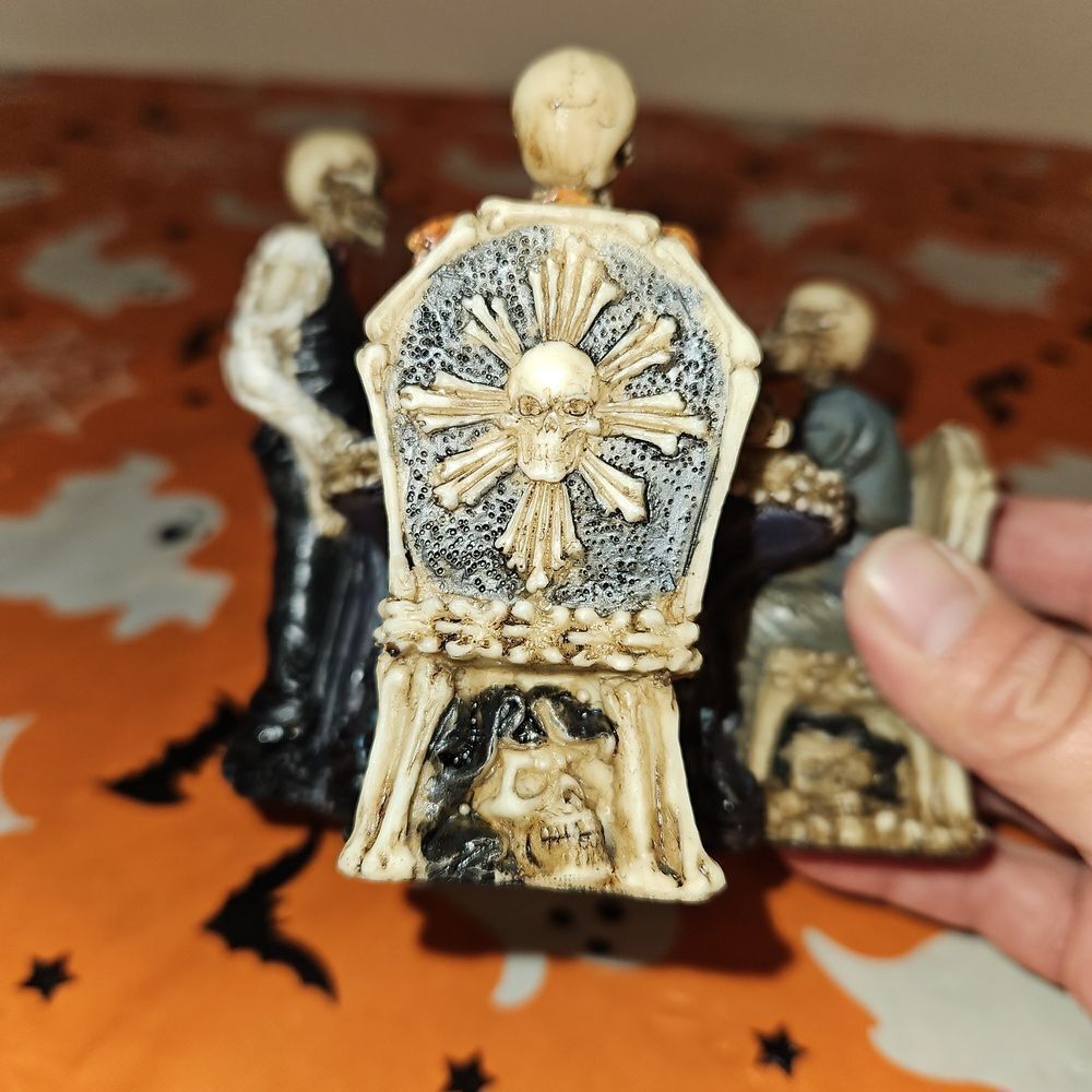 Skeleton Poker Table Figurine Table Decor - Picture 8 of 12